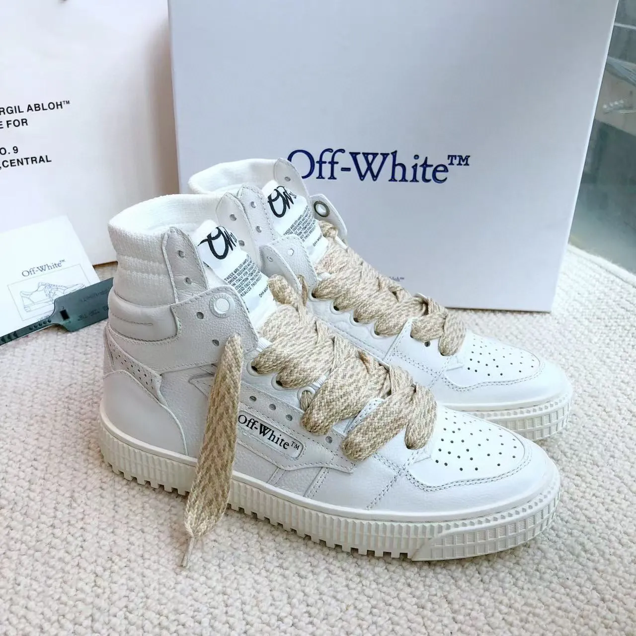 Men's shoes💰620 OFF WHITE ⚡️Couple style⚡️🍓New color🍓 The latest spring model of Gaobang street casual Martin style masterpiece, released the highest quality version on the market 👊 Series original mold opening, original lasting, production technology 1:1 original ➰🔜The best choice for more and more celebrities and Internet celebrities🔸In the classics Changes in the code🔸Innovate in the trend🔸Strive to break away from the shackles of bad street design🔝Although he is not the originator of fashion design, he is definitely a shining dark horse in avant-garde design🐴🆙Do not follow the trend🔅Not universal beauty🔅 Fabric💯First-layer cowhide Lining💯Imported skin-friendly and environmentally friendly polyester mesh Foot pads💯Original molded high-elastic environmentally friendly molding pads Midsole💯Original sleeve lasting process Outsole💯Rubber outsole Packaging💯Official website synchronizes a full set of packaging (brand wrapping paper, brand certificate, brand bag) code number 35-44, 45 customized